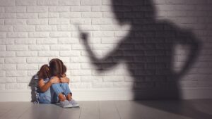 Napoli, bambino autistico di 9 anni torna da scuola con lividi e graffi: la famiglia denuncia. «Vogliamo sapere cosa è successo»